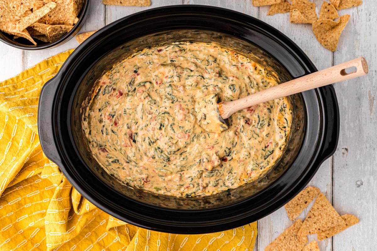 Salsa di Formaggio e Spinaci a Lenta Cottura 5 Ripresa dall'alto del Velveeta spinaci con patatine di lato.