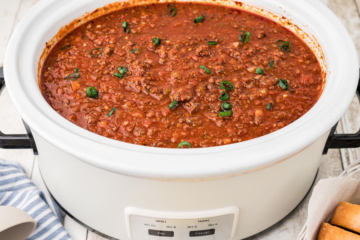 Ragù di Cervo Cotto Lentamente 5 Vista laterale del ragù in slow cooker.
