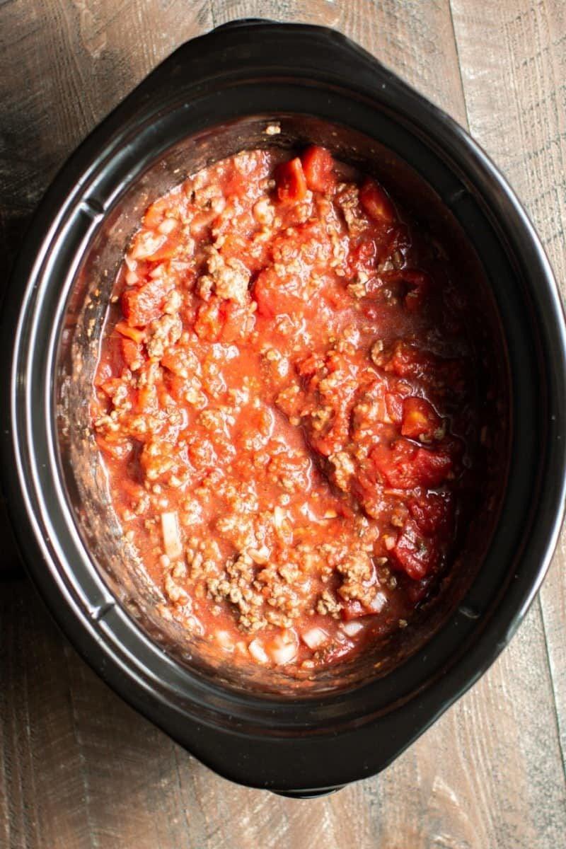Sugo per Spaghetti a Cottura Lenta 5 Sugo di spaghetti non cotto mescolato nella slow cooker.