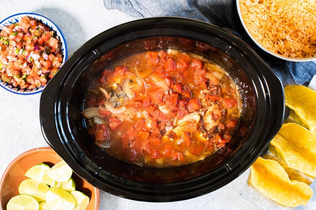 Pollo Tinga a Cottura Lenta 5 Pollo tinga cotto nello slow cooker prima di essere sfilacciato