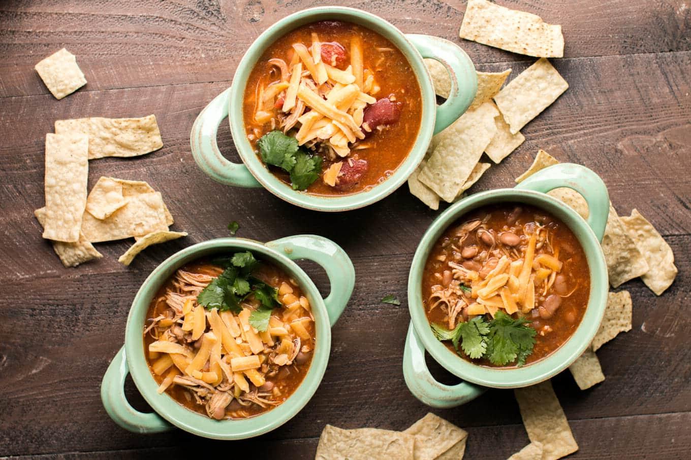 Zuppa di pollo messicana a cottura lenta 6 3 bowls of Mexican chicken soup.