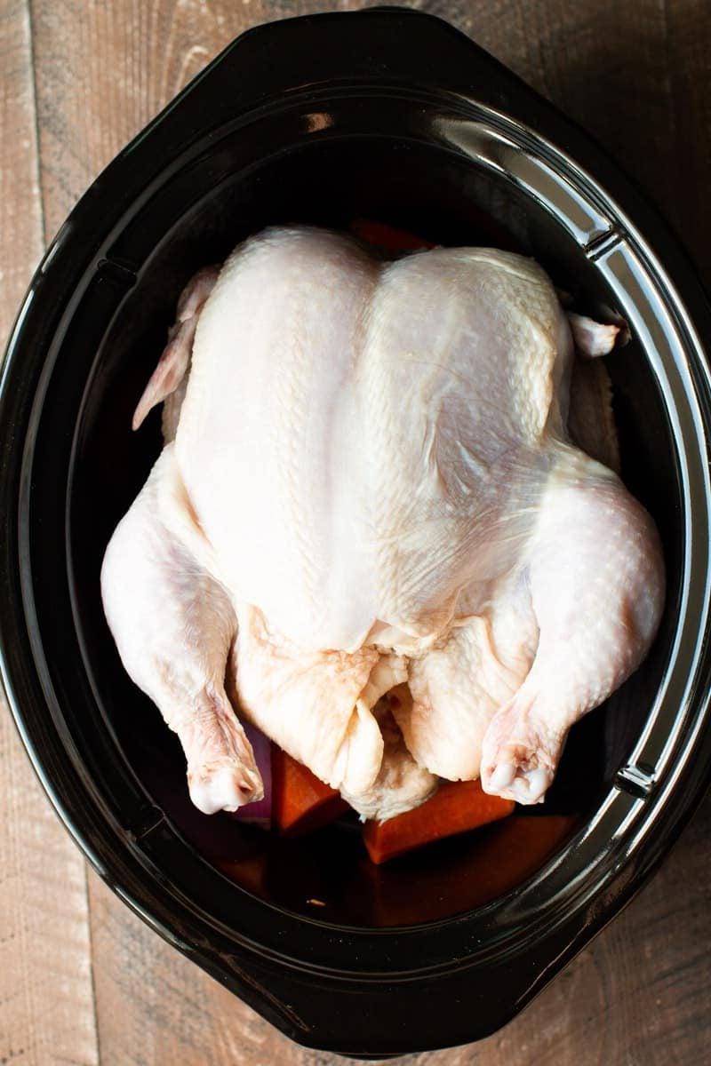 Pollo Intero in Slow Cooker 5 Pollo sopra le verdure nella slow cooker.