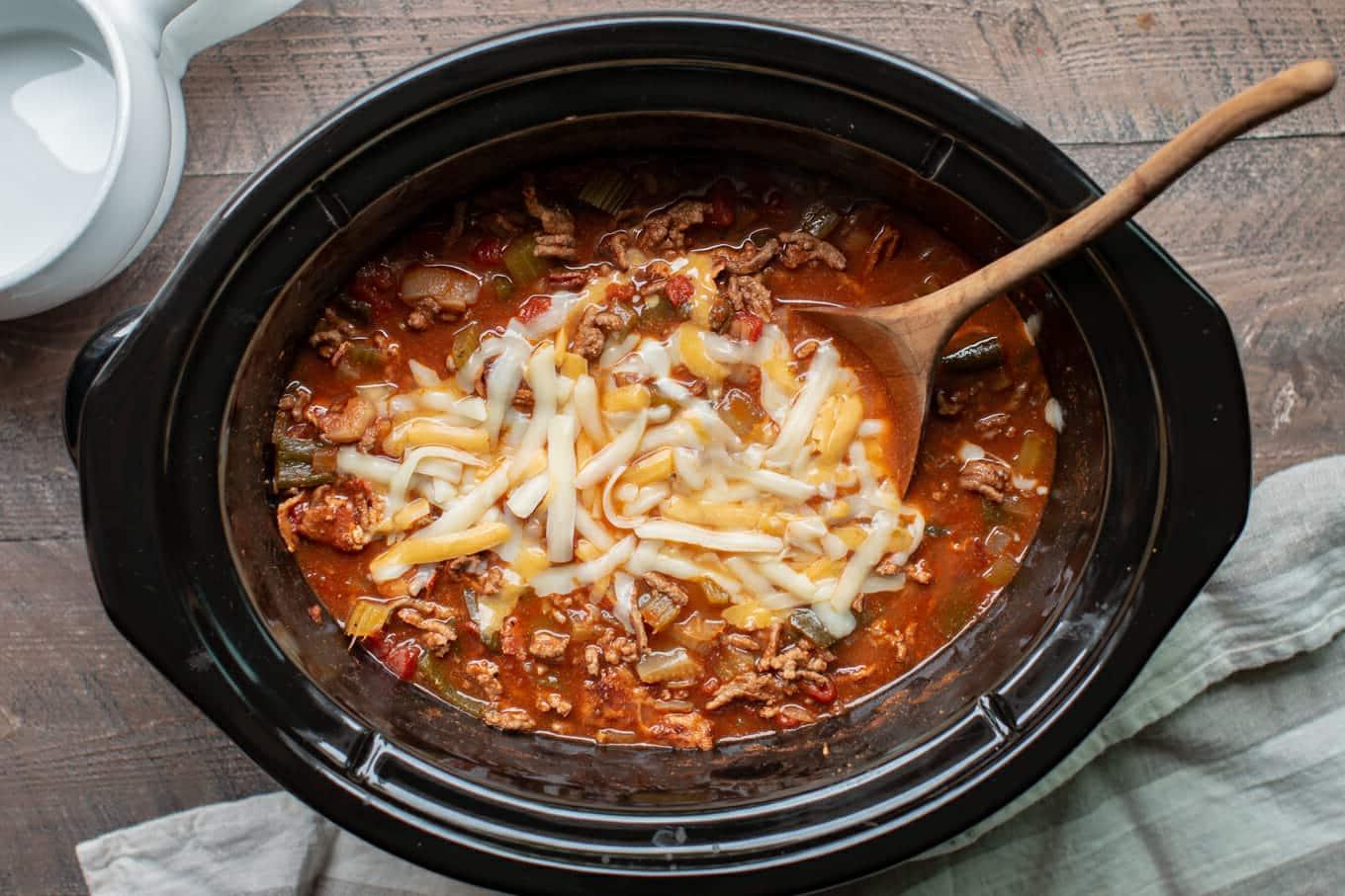 Chili di Pancetta e Manzo Low-Carb Cotto Lentamente 5 chili low carb nella slow cooker con cucchiaio di legno