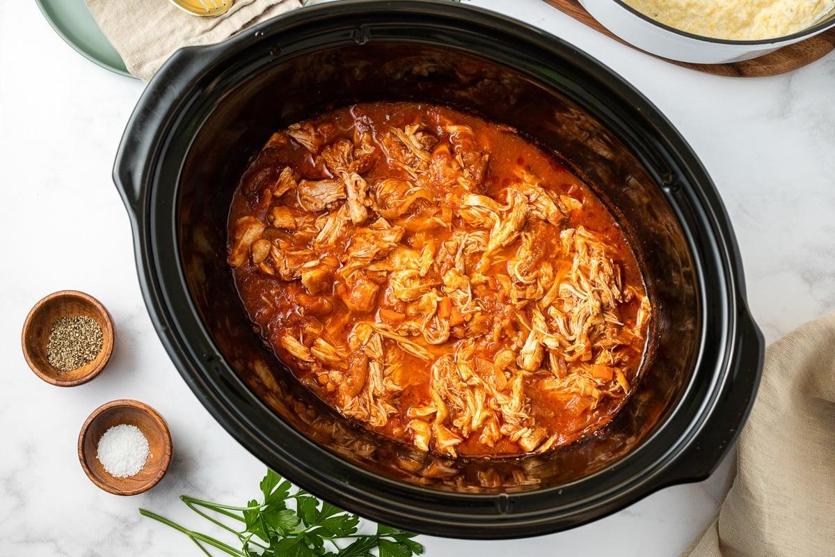 Pollo alla Marinara a Cottura Lenta {con Polenta} 5 shredded chicken marinara in a slow cooker.