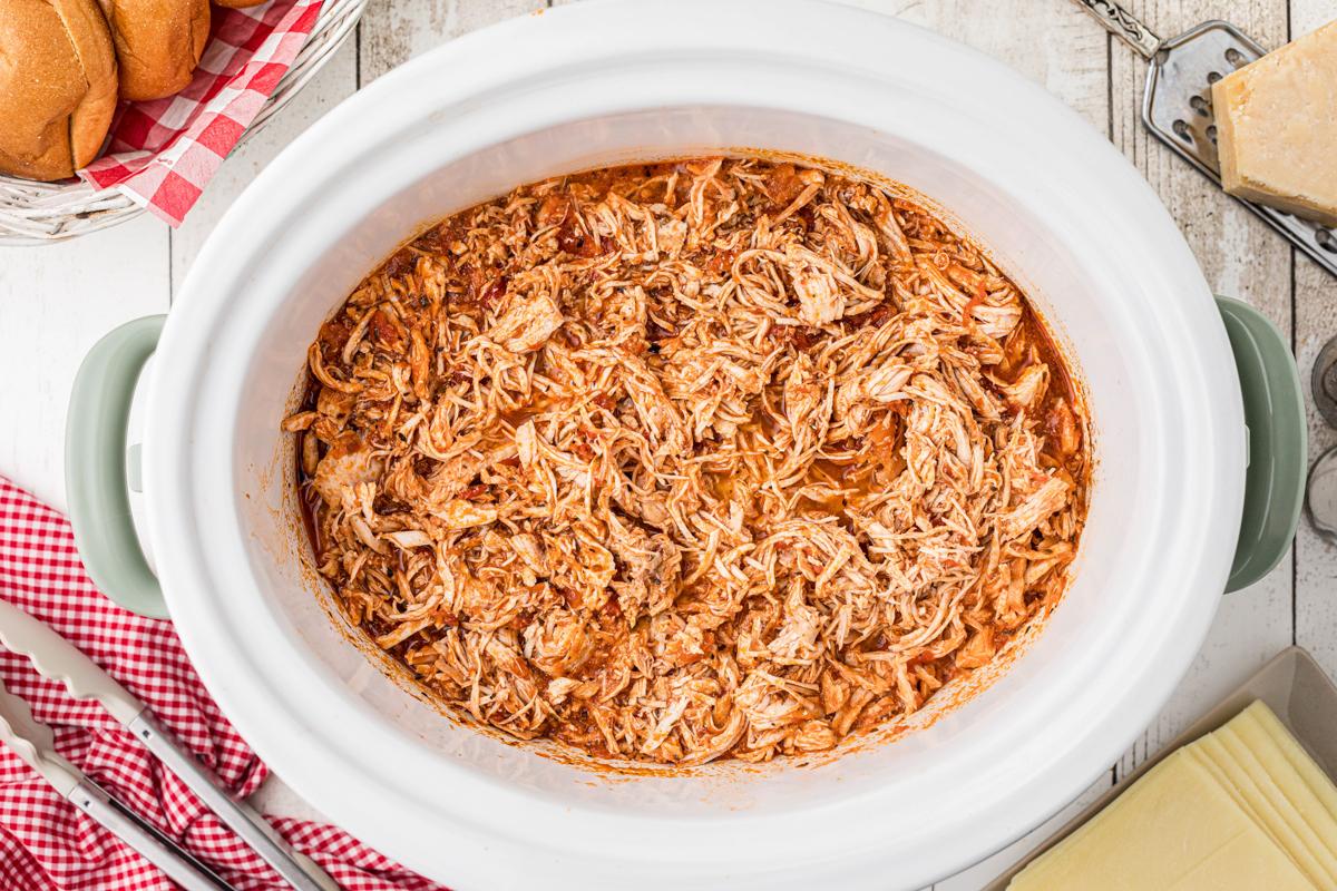 Panini al Pollo alla Parmigiana a Cottura Lenta 5 Ripieno di panino al pollo alla parmigiana fumante in una slow cooker.