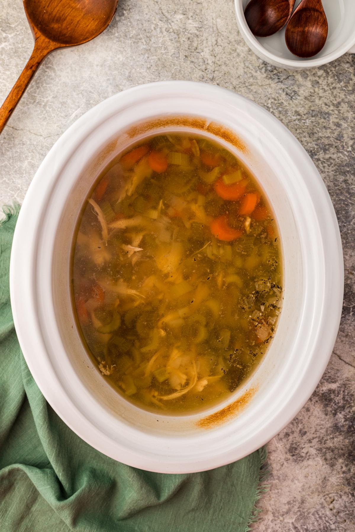 Zuppa di Tacchino e Pastina della Nonna a Cottura Lenta 6 La zuppa dopo la cottura nella slow cooker.
