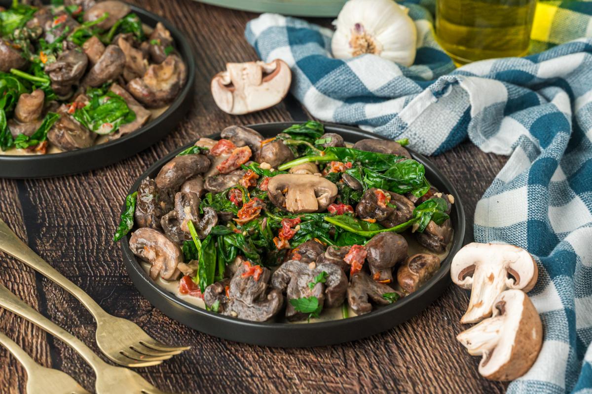 **Funghi Cremosi Toscani a Cottura Lenta** 6 Funghi toscani cremosi in un piatto da portata nero.