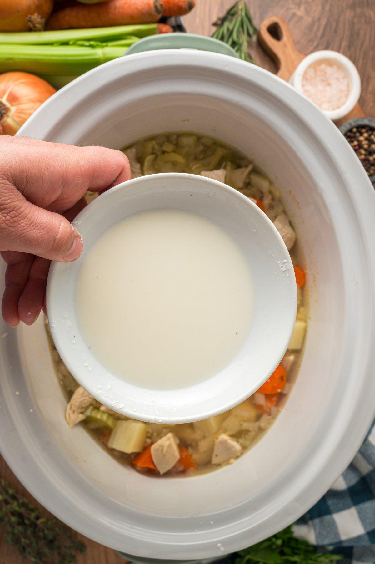 Stufato di Pollo a Cottura Lenta 6 Miscuglio di amido di mais aggiunto allo spezzatino di pollo nella slow cooker.