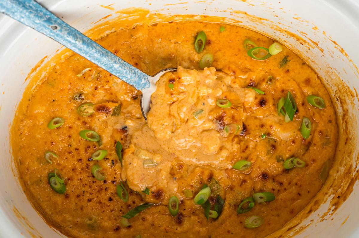 Salsa di Gamberetti Calda a Lenta Cottura 6 overhead of slow cooker hot shrimp dip.