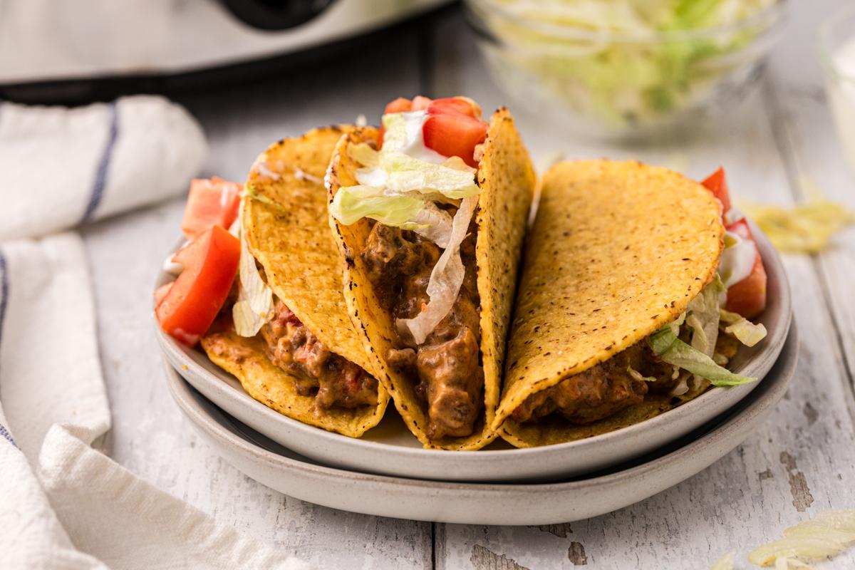 Tacos Rotel a Cottura Lenta 6 3 tacos su un piatto.