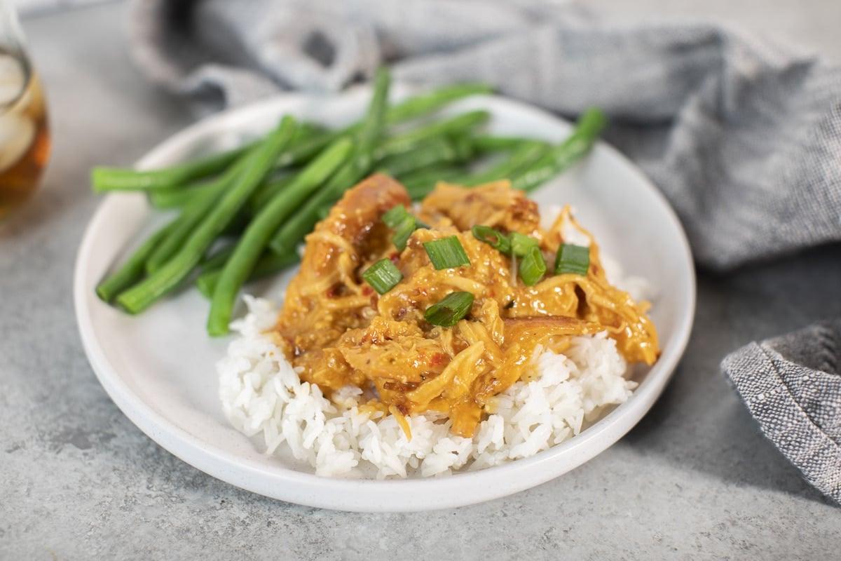 Pollo al Peperoncino Dolce 6 Pollo dolce piccante su un piatto con fagiolini e riso