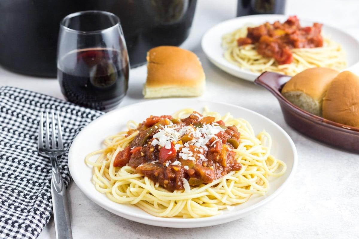 ciotola di spaghetti con sugo vegetariano e parmigiano