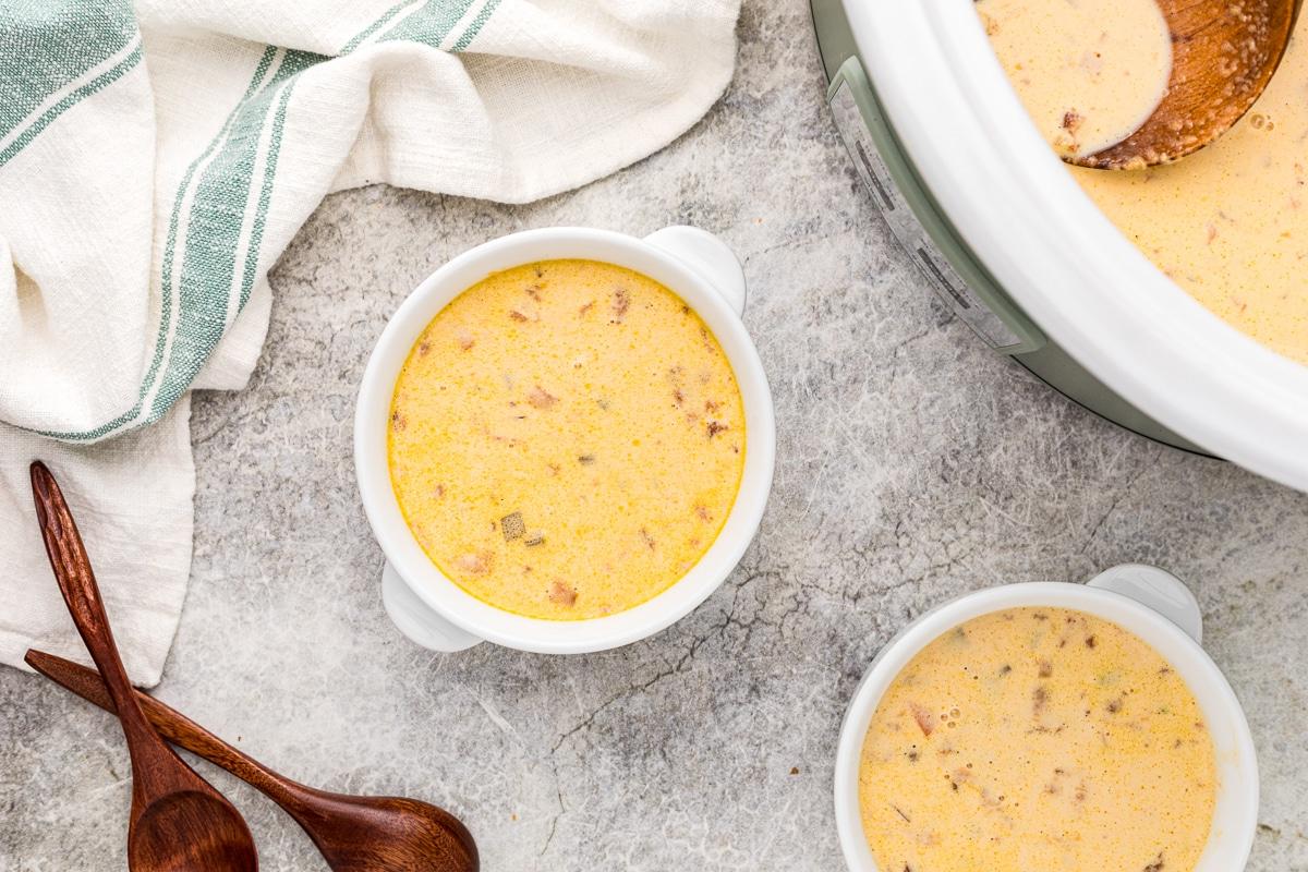 Zuppa alla birra e al formaggio 6 2 ciotole di zuppa di formaggio e birra e un po' nella slow cooker.