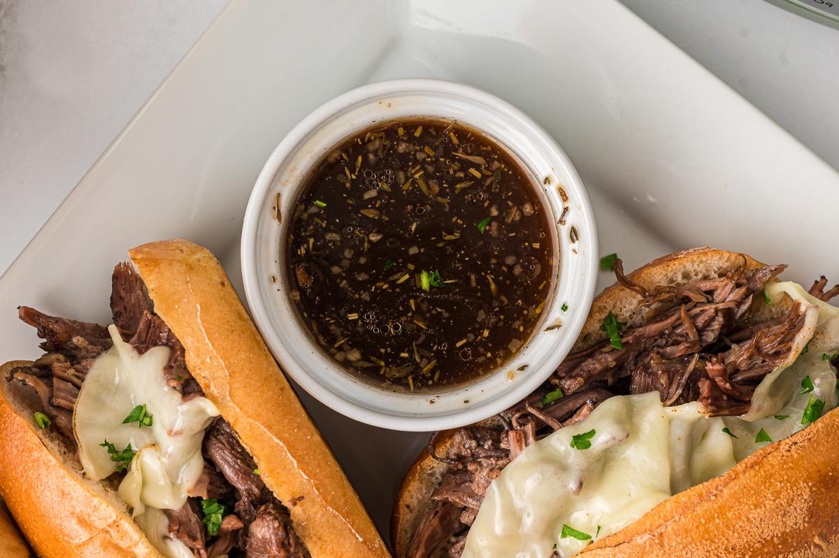 Panini French Dip a Cottura Lenta 6 Au jus e due panini French Dip.