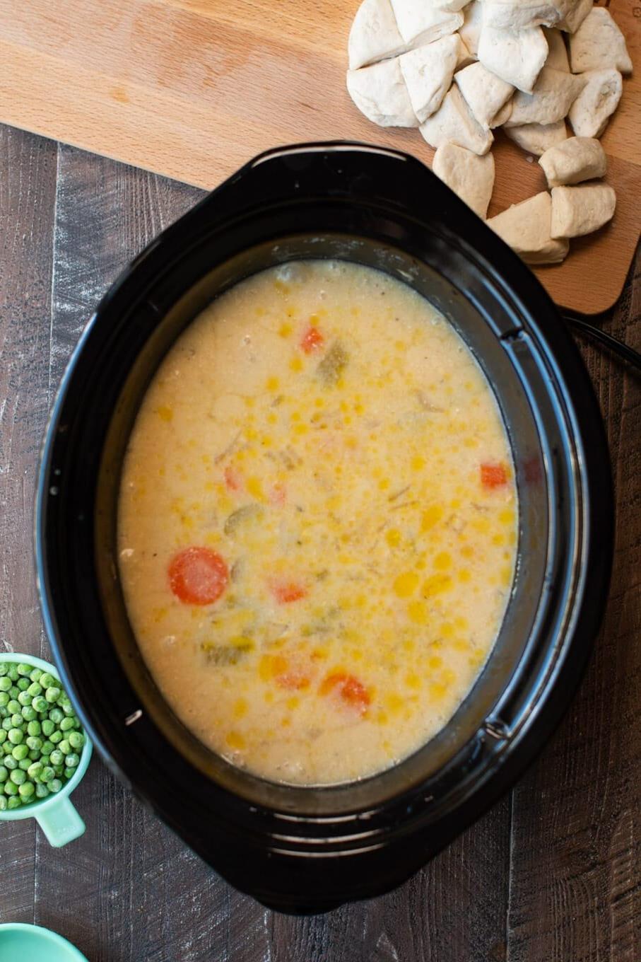 **Pollo e Gnocchi in Pentola a Cottura Lenta {con biscotti in scatola}** 6 Zuppa di pollo prima di aggiungere gli gnocchi