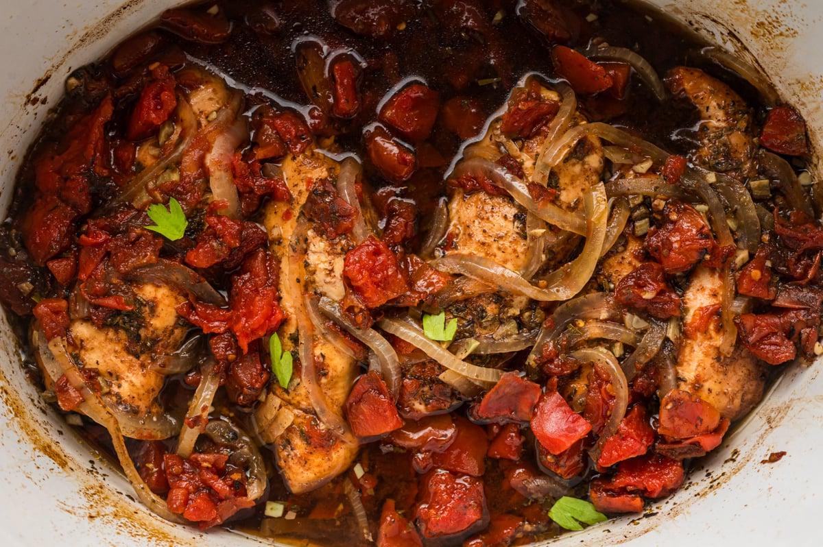 Pollo Balsamico a Cottura Lenta 6 Vista dall'alto di pollo al balsamico in slow cooker.