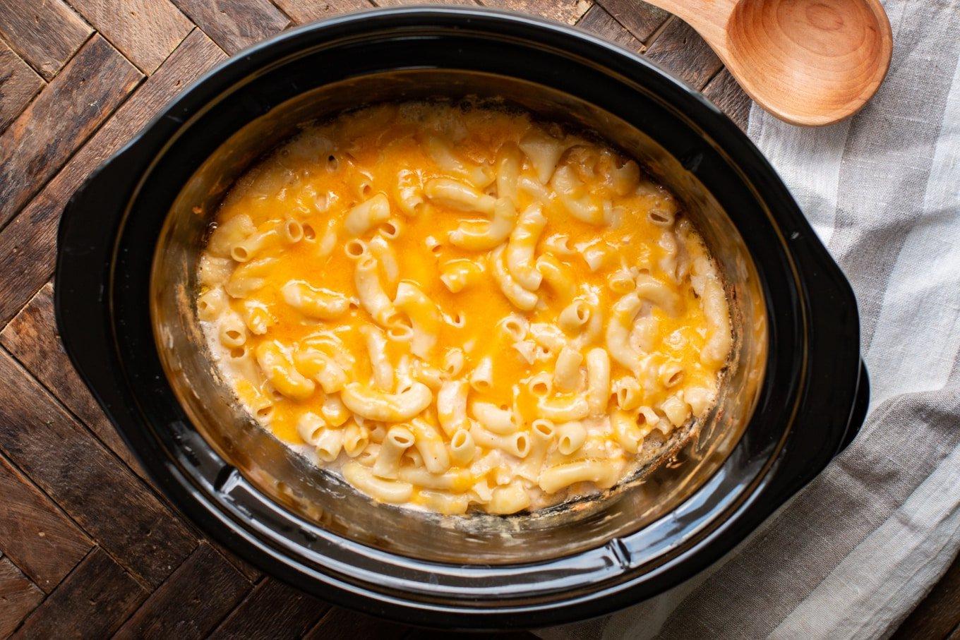 11 Contorni Facili con la Slow Cooker 6 Una pentola con cibo, con la scritta Slow cooker