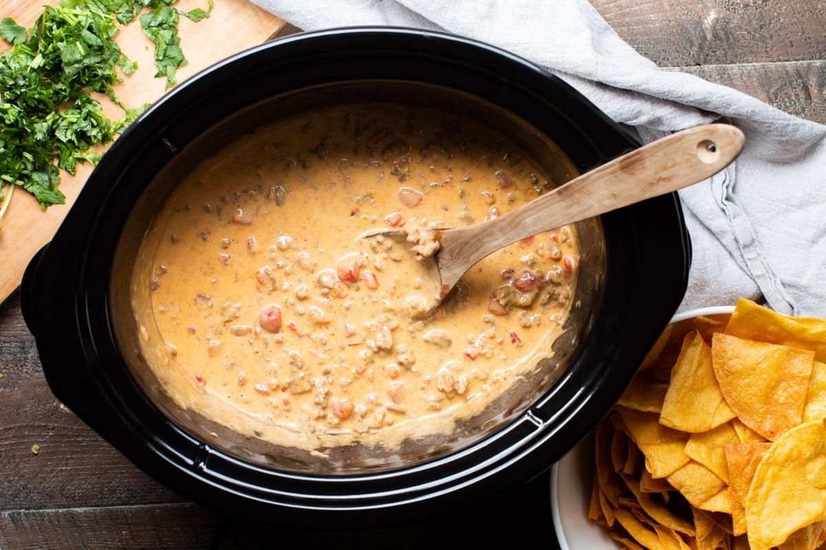 Ricetta del dip Rotel 6 cucchiaio nel dip Rotel in slow cooker
