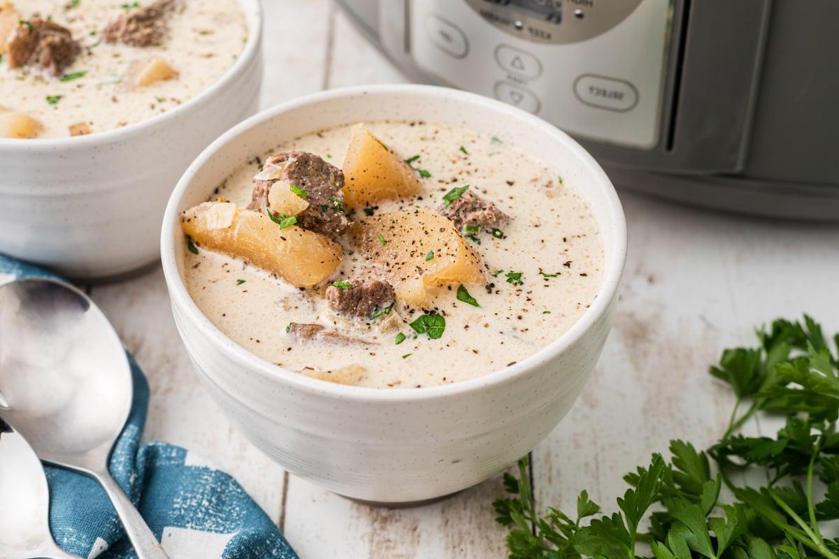 Zuppa di Manzo e Patate 6 zuppa di manzo e patate in slow cooker in una ciotola bianca.