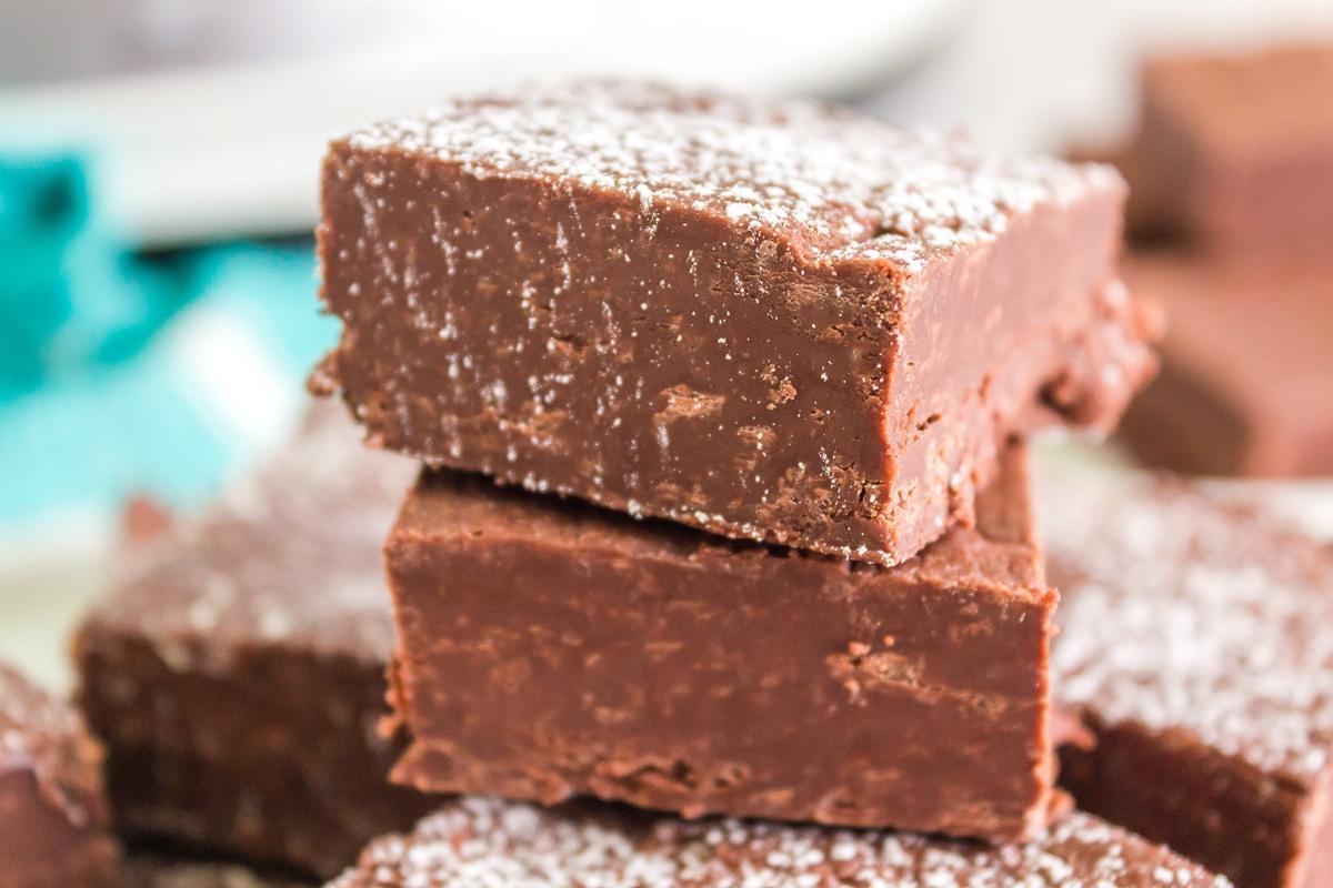 2 pezzi di fudge in crockpot impilati.