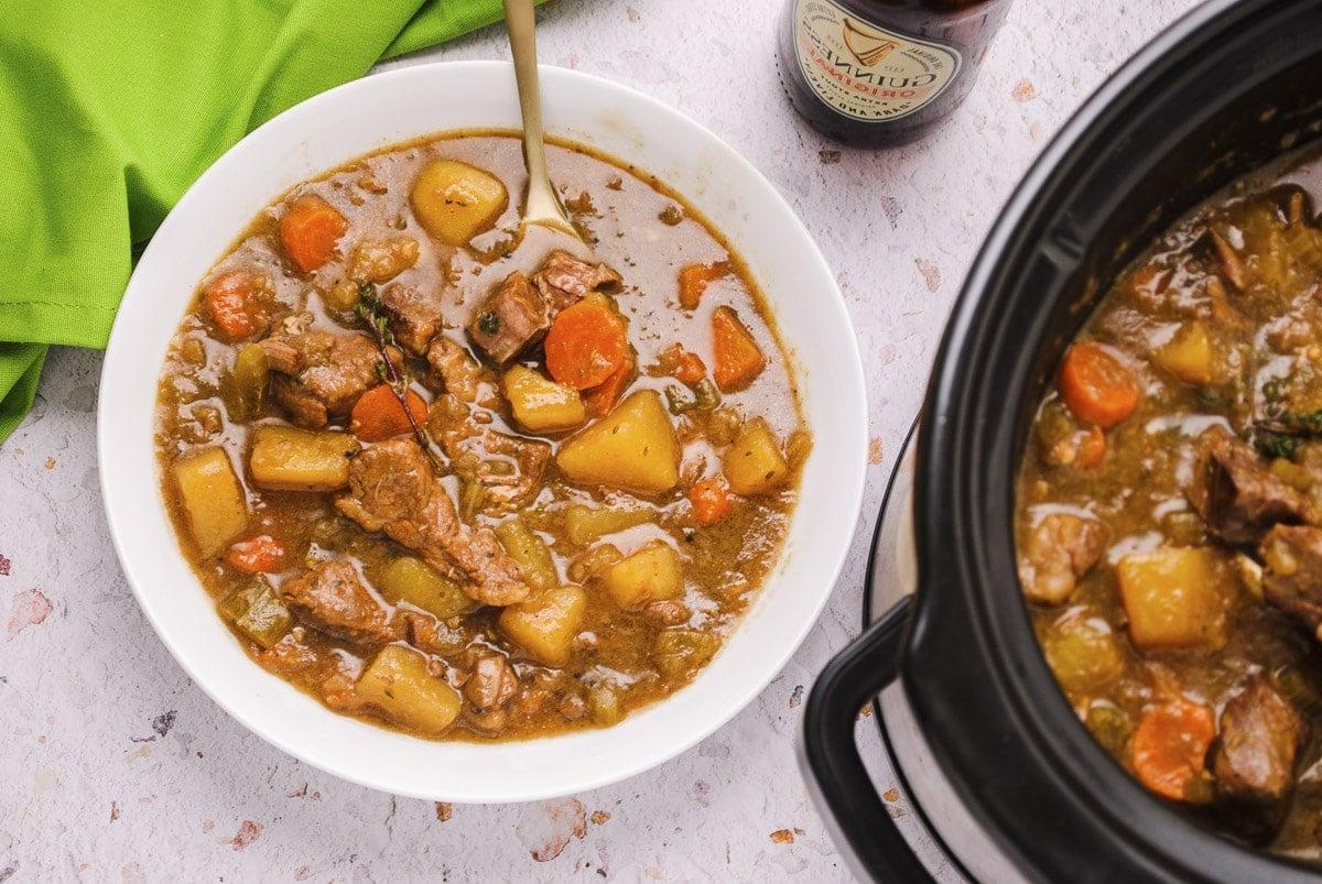 Stufato di Manzo al Guinness a Cottura Lenta 6 Ciotola di stufato di manzo alla Guinness con ciotola vuota accanto