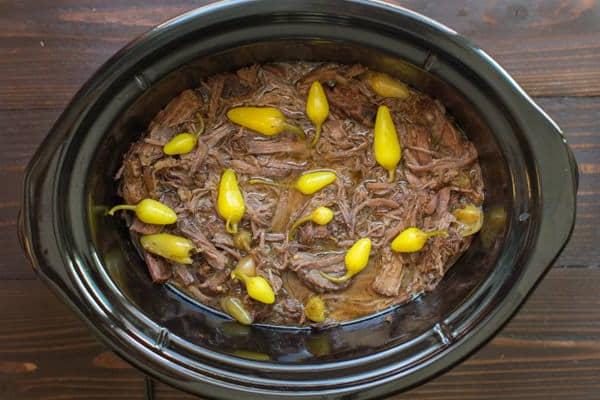 **Brasato Piccante alla Mississippi per Slow Cooker** 6 Arrosto piccante alla Mississippi cotto in una slow cooker.