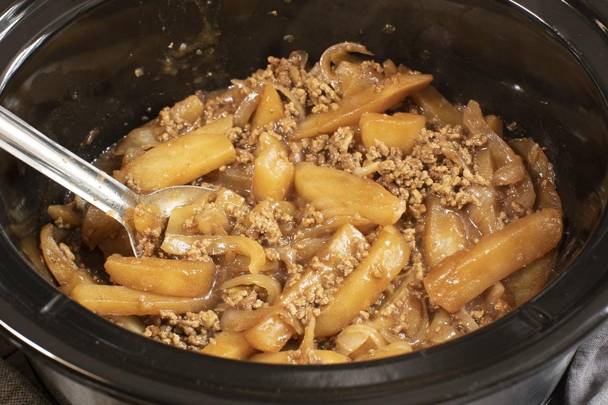 Casseruola di Patate e Hamburger a Cottura Lenta 6 Casseruola di manzo e patate cotta nella slow cooker