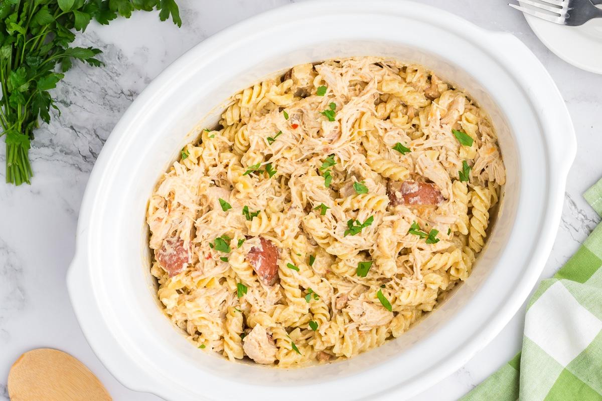**Pollo all'Aglio e Parmigiano con Pasta a Cottura Lenta** 5 Primo piano di pasta al pollo e parmigiano all'aglio servita nella slow cooker, pronta per essere gustata.