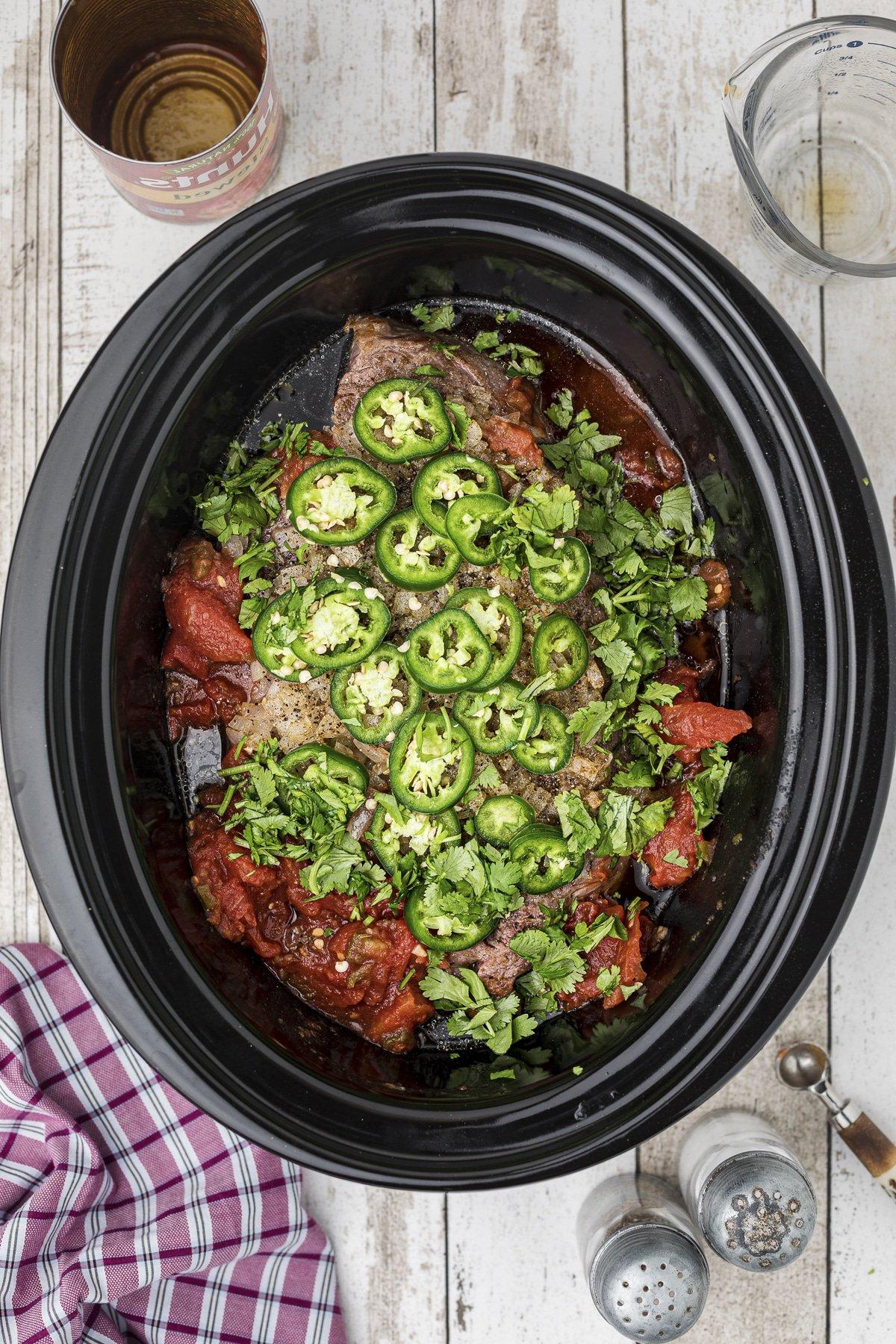 Manzo Sfilacciato Messicano a Cottura Lenta 6 Spalla di manzo, pomodori, jalapeño e coriandolo nel slow cooker.