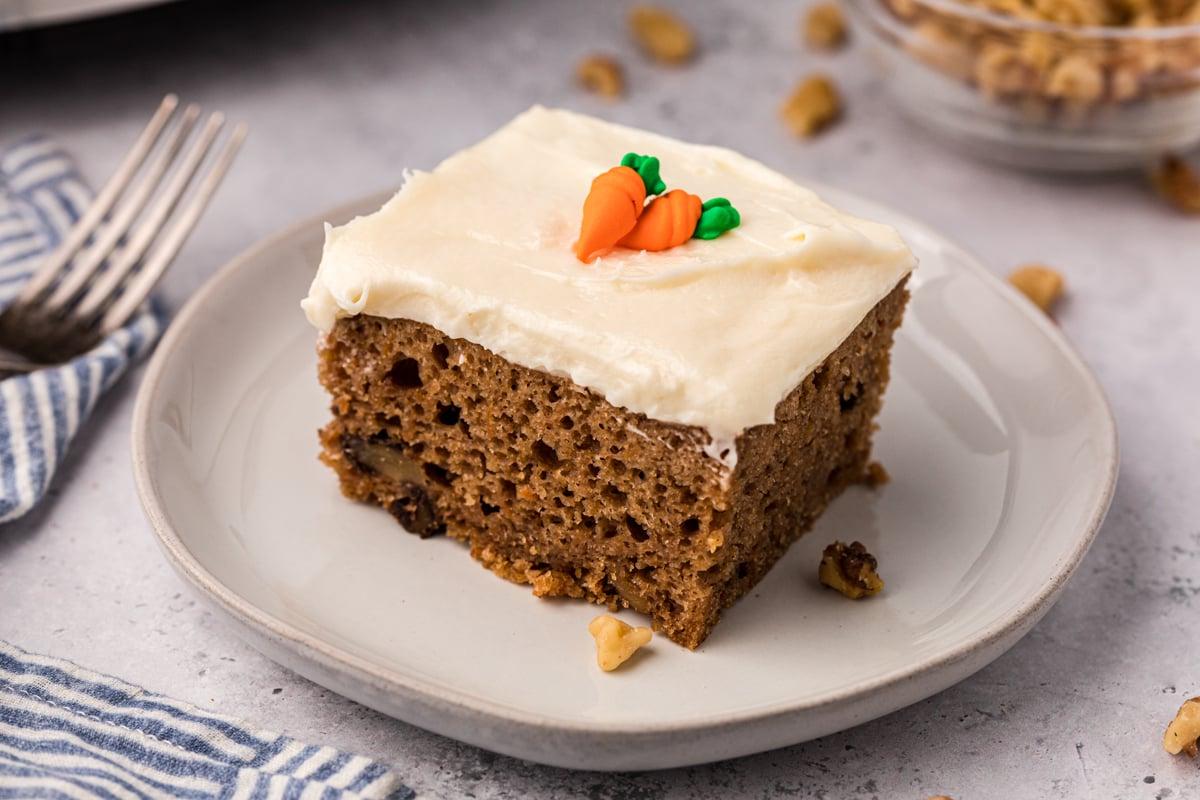 Torta di carote nella Slow Cooker 6 Fetta di torta di carote su un piatto.
