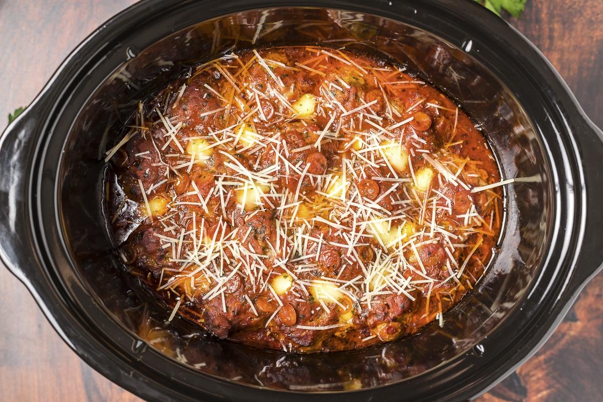 Polpette di Pizza a Cottura Lenta 6 Polpette al sapore di pizza cotte alla perfezione, ancora nella slow cooker, pronte per essere servite.