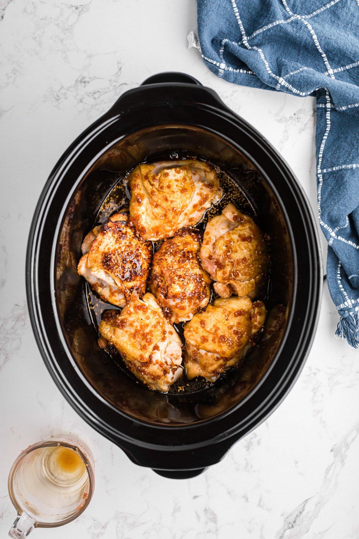 **Cosce di Pollo Teriyaki a Cottura Lenta** 6 Salsa teriyaki sopra le cosce di pollo in un crockpot.
