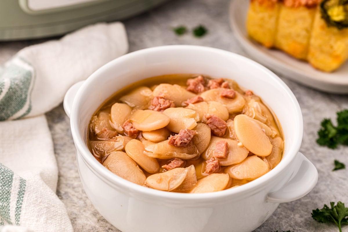Fagioli di Lima a Cottura Lenta 6 Fagioli di lima in slow cooker in una ciotola bianca.