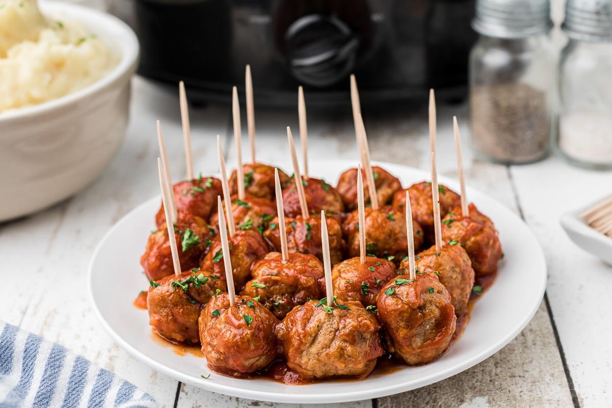 Polpette alla Birra a Cottura Lenta 6 Stuzzicadenti nelle polpette di birra su un piatto.