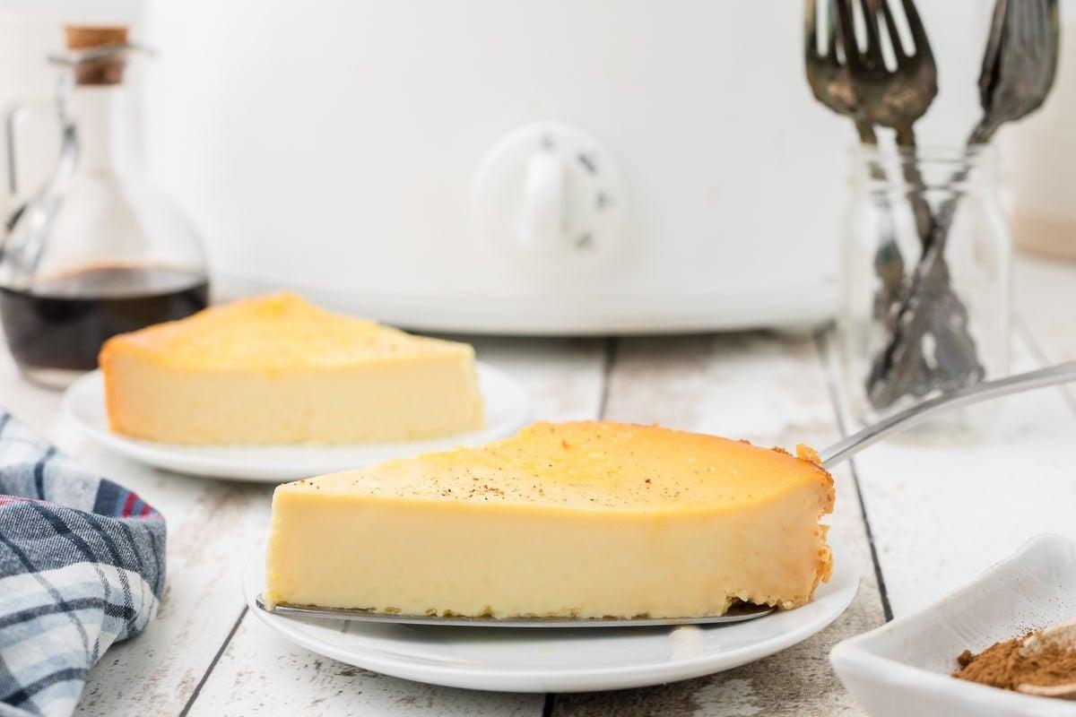 fetta di budino al forno su un piatto.