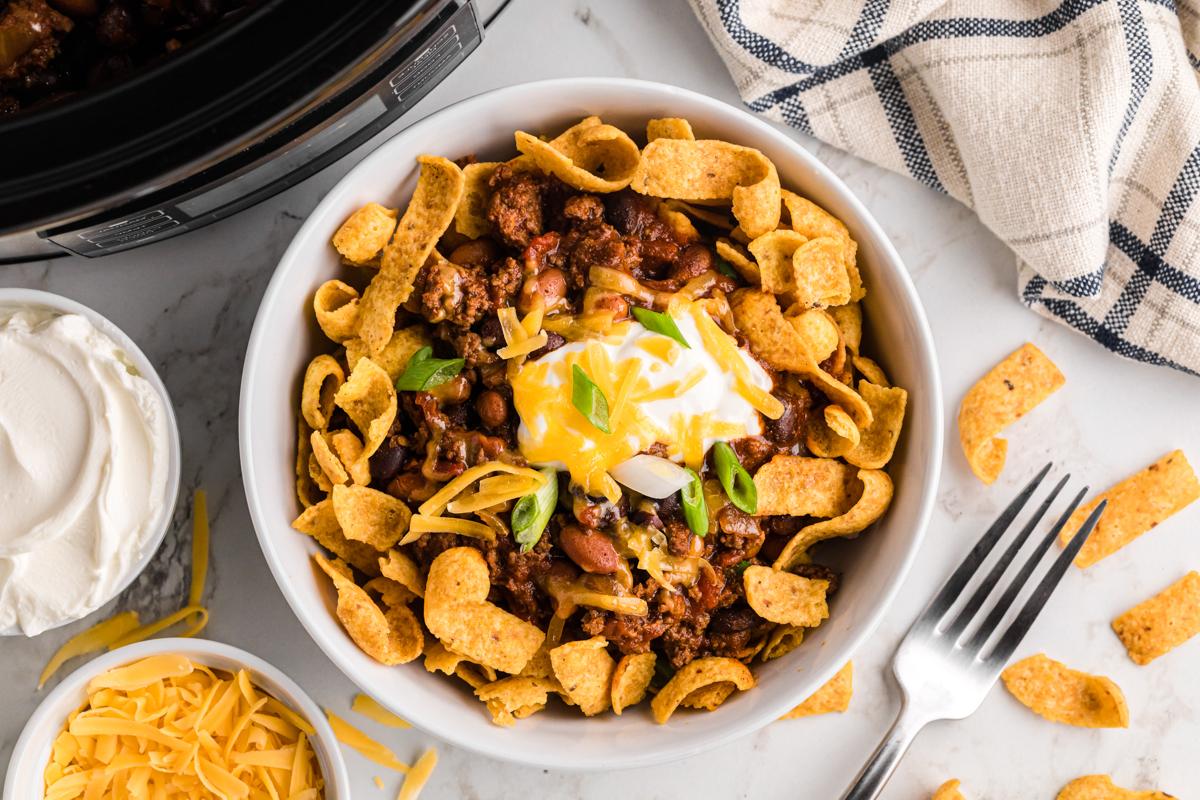 Frito Pies 6 Ripresa dall'alto della Frito Pie in slow cooker in una ciotola.