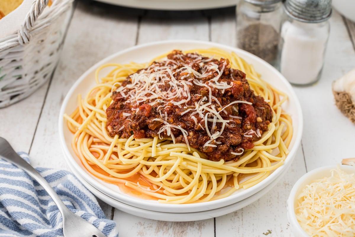 Ragù di Cervo Cotto Lentamente 6 Spaghetti con ragù e parmigiano sopra.