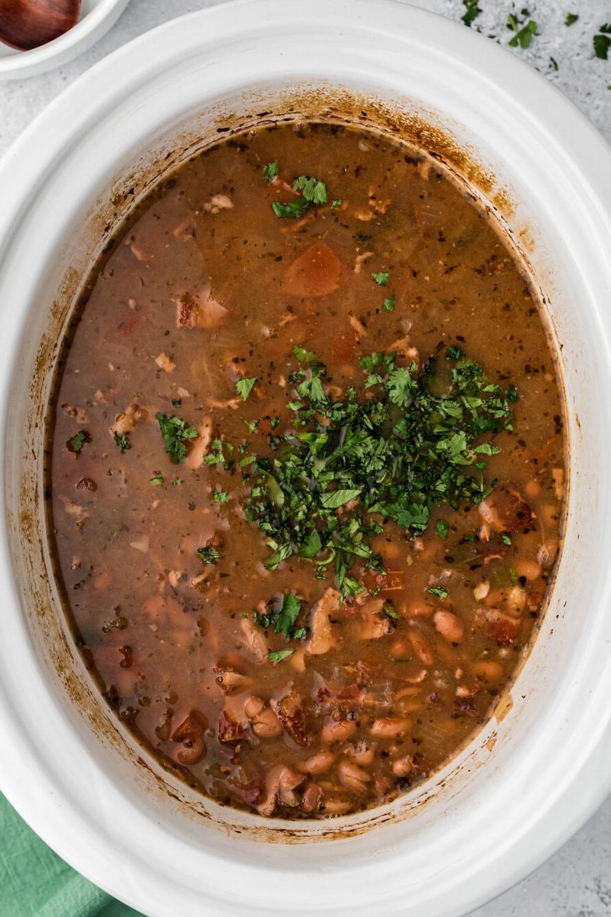 Fagioli Charro alla Cottura Lenta 6 Fagioli charro cotti con coriandolo aggiunto.