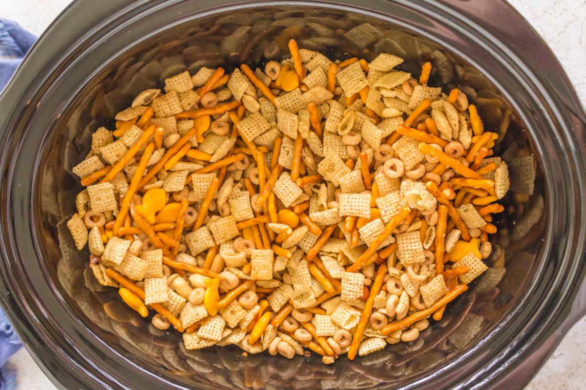 Mix Chex al Ranch per Cottura Lenta 6 Foto dall'alto del Chex Mix al Ranch nella slow cooker.