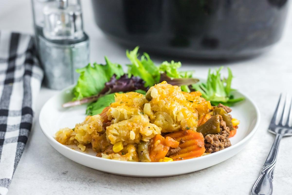 Sformato di Tater Tot alla Pastore 6 tater tot casserole with shepherd's pie flavors on a plate.