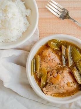 Pollo al Pepe Nero in Pentola a Cottura Lenta {Congelabile} 6 bowl of pepper chicken with rice on side.