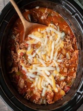 Chili di Pancetta e Manzo Low-Carb Cotto Lentamente 6 chili senza fagioli in slow cooker con formaggio sopra