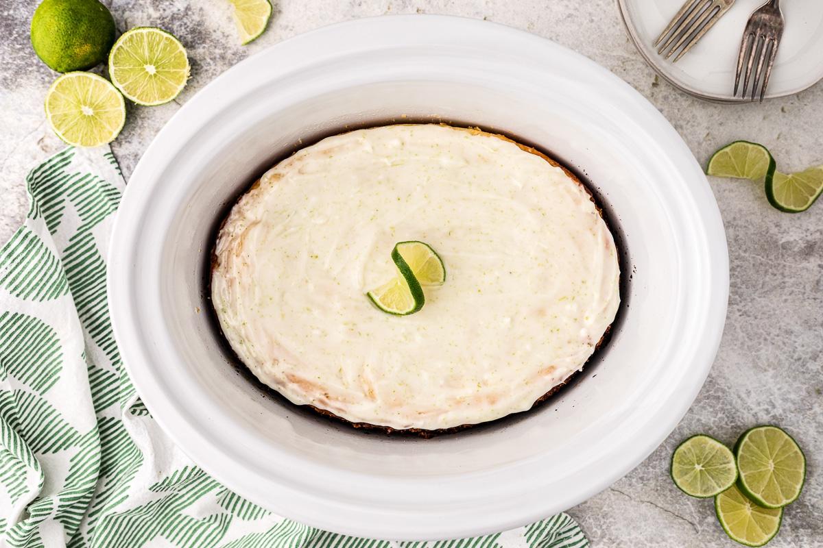 Torta al Lime a Cottura Lenta 6 Torta al lime key cotta nella slow cooker con glassa e lime.