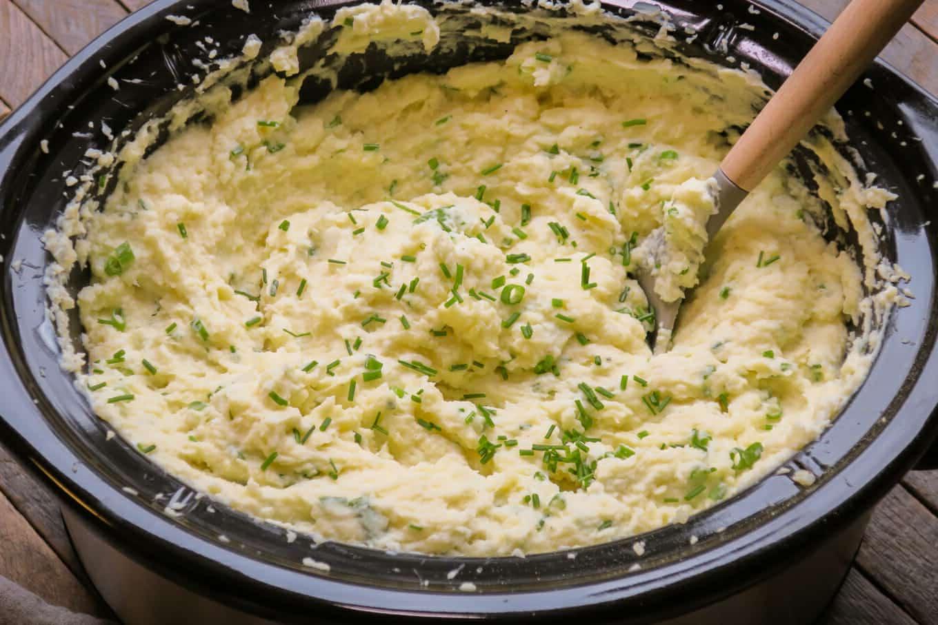Purè di patate a cottura lenta con panna acida e cipolla 6 Primo piano di patate in purea con panna acida e cipolla nella slow cooker