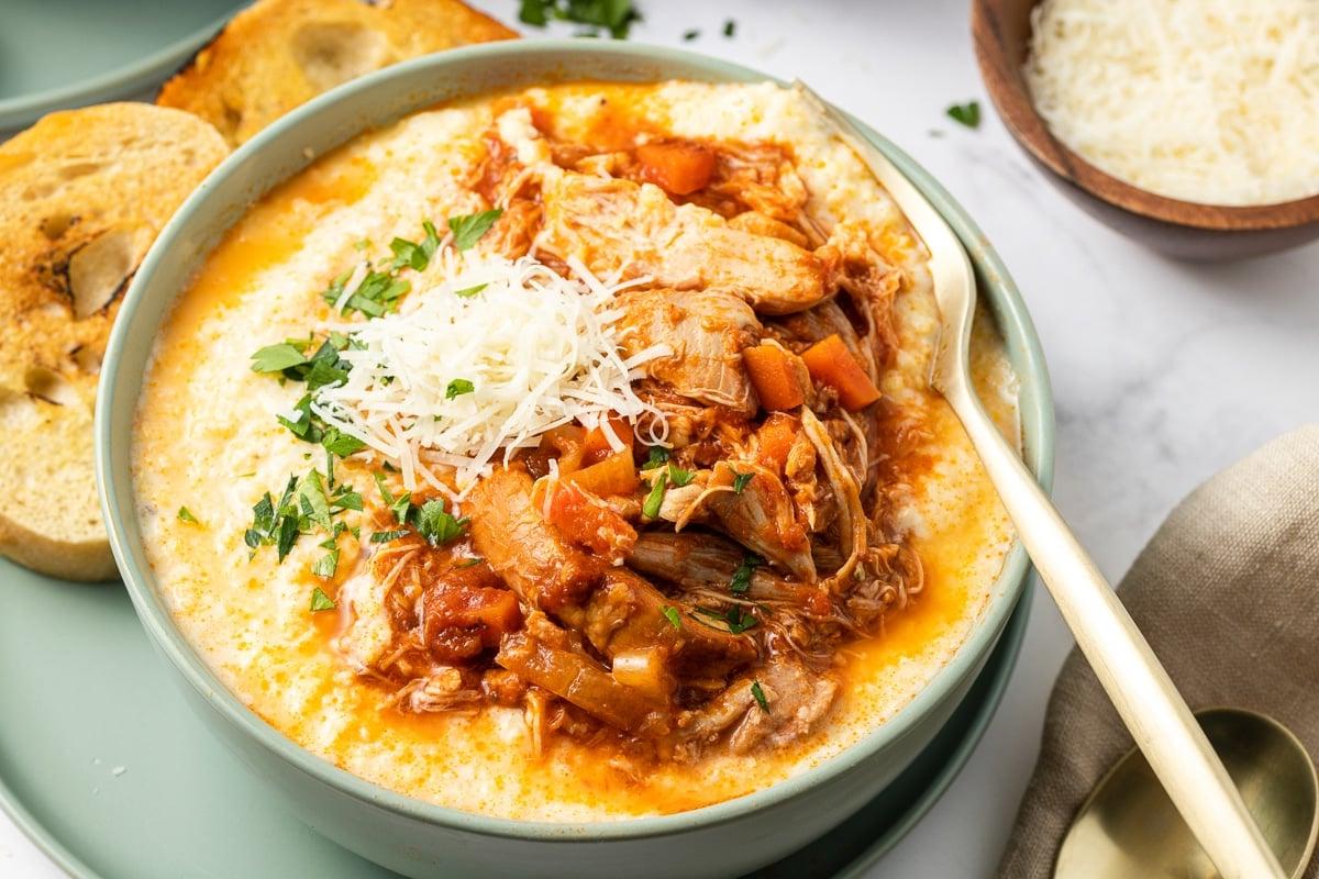 Pollo alla Marinara a Cottura Lenta {con Polenta} 6 shredded chicken marinara in polenta.