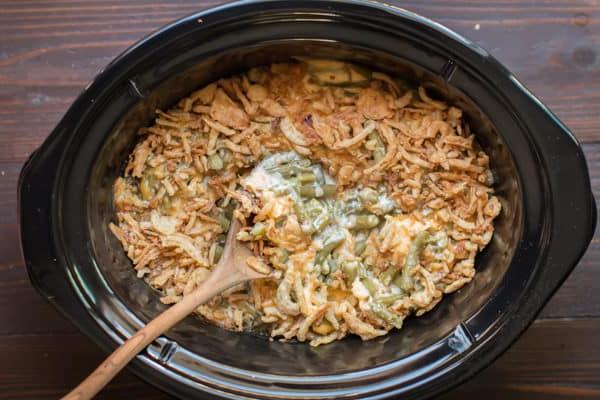 **Gratin di Fagiolini al Formaggio a Cottura Lenta** 6 Un cucchiaio di legno immerso nella casseruola di fagiolini al formaggio appena cotta, pronta per essere servita direttamente dalla slow cooker.