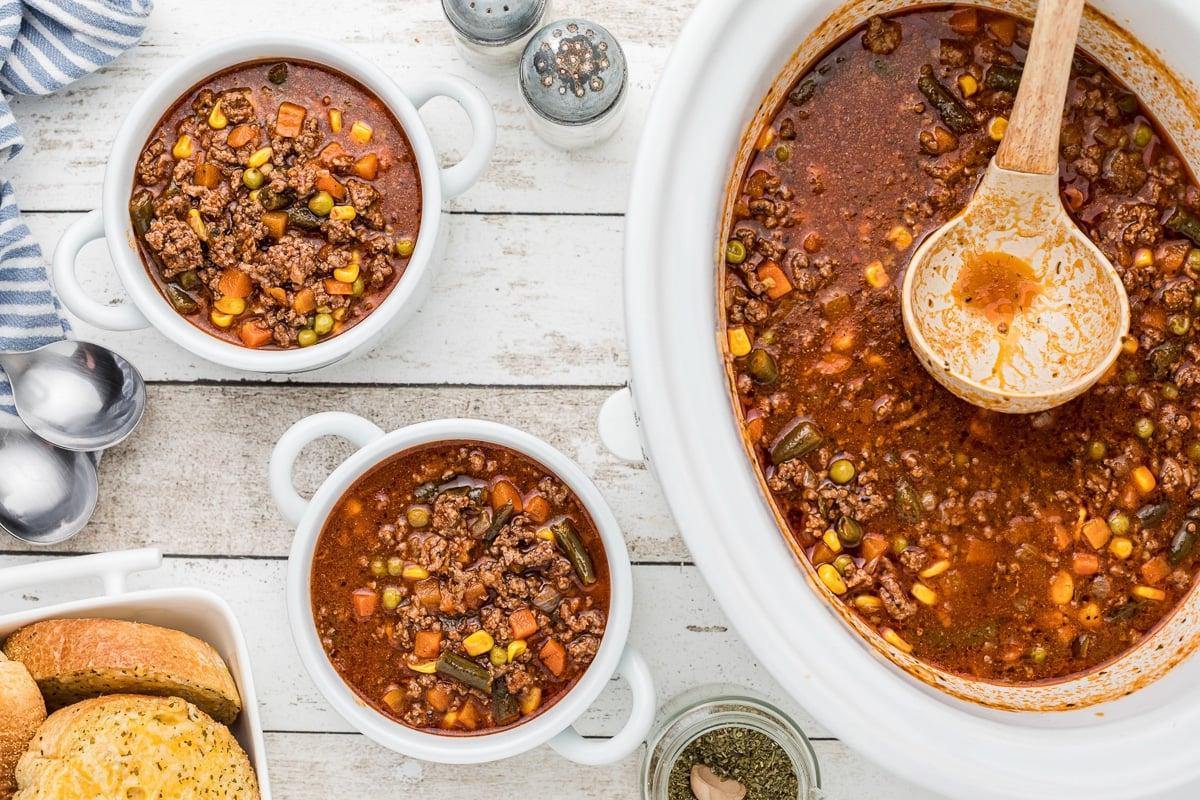 Zuppa di Hamburger a Cottura Lenta 6 Zuppa di hamburger nella slow cooker e due ciotole pronte per essere servite.