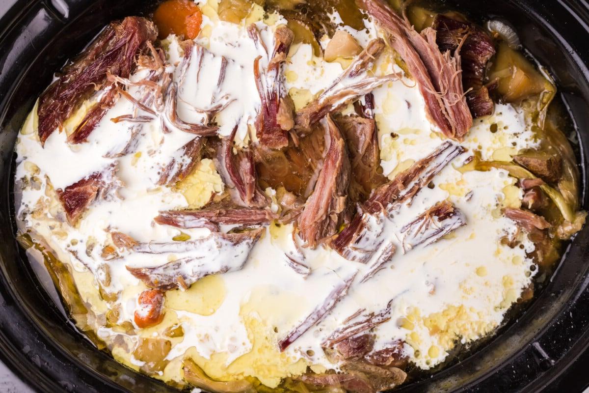 Zuppa Cremosa di Manzo in Salamoia e Cavolo Cotta Lentamente 6 zuppa cotta dopo che la carne è stata sfilacciata e la panna aggiunta.
