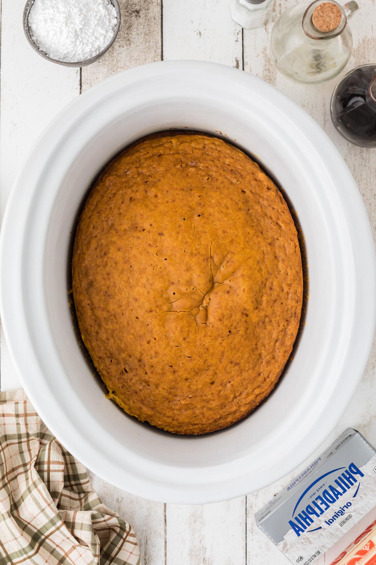 Quadrotti di Zucca Cotti Lentamente 6 Torta di barrette di zucca in una slow cooker dopo la cottura.