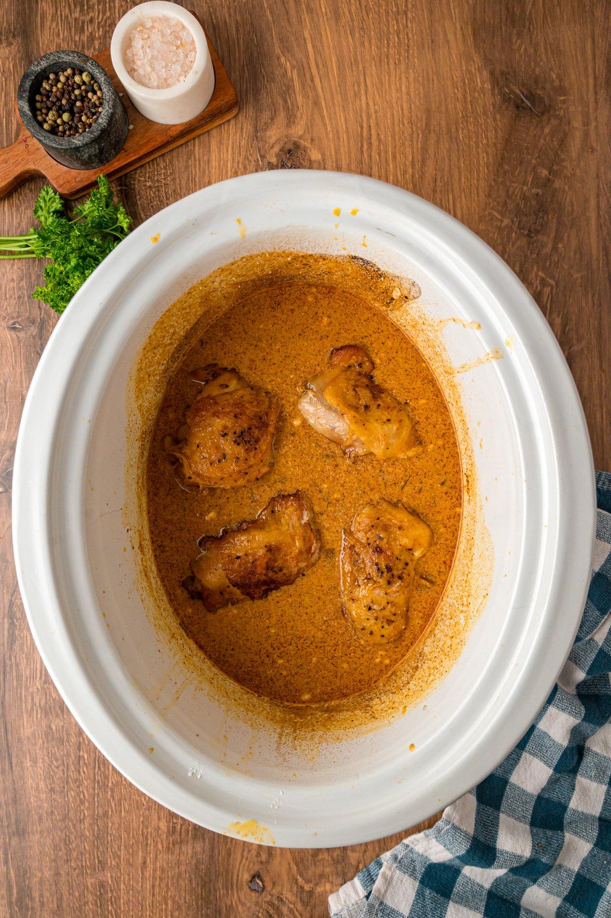 Pollo alla Paprica in Cottura Lenta 6 Pollo alla paprika in slow cooker in una crockpot dopo la cottura.